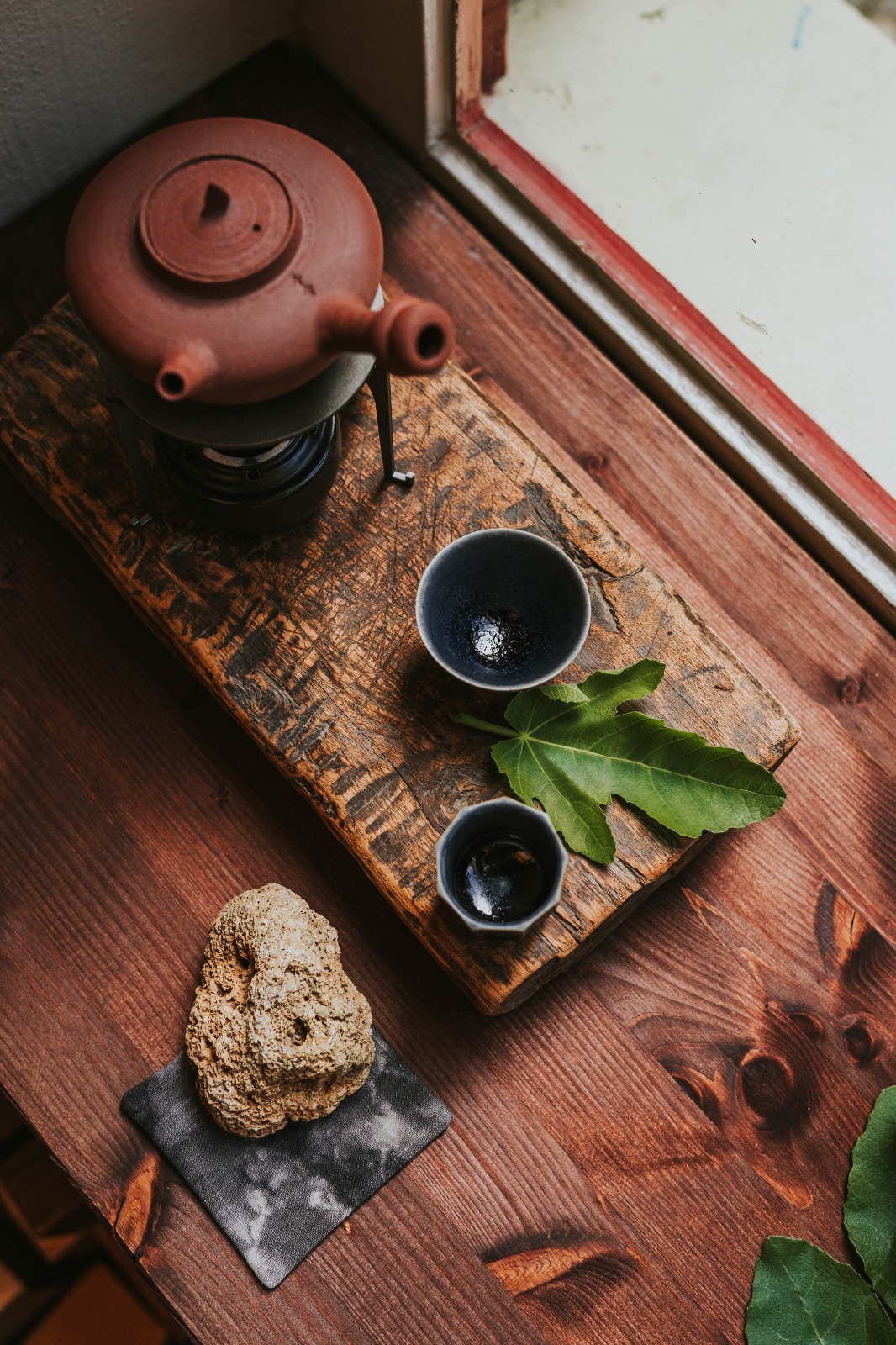 Mariko Chiba's kyusu and cups on an old wooden board